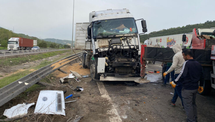 Bolu’da şoförünün uyuduğu buğday yüklü tır devrildi