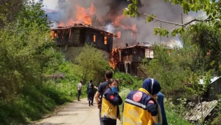 Bolu’da yangının sıçradığı cami küle döndü