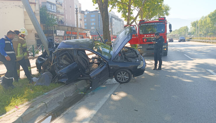 Bursa’da araba aydınlatma direğine çarptı