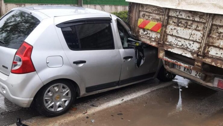 Bursa’da araba, park halindeki kamyona çarptı: Şoför yaralı