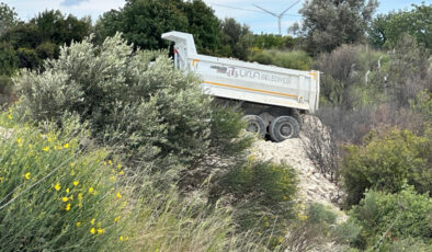 CHP’li Urla Belediyesi ormanlık alana moloz  ve çöp döktü