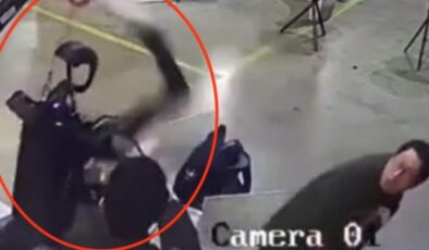 Çin’de kodlaması yapılan robot, etrafına saldırdı