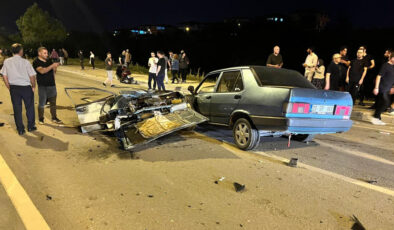 Denizli’de lüks araçla çarpışan Tofaş ikiye bölündü