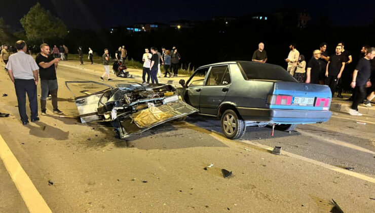 Denizli’de lüks araçla çarpışan Tofaş ikiye bölündü