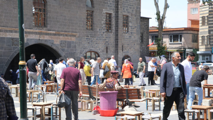 Diyarbakır’da PKK’nın fesih ilanı sevinci: Hepimiz bu ülkenin vatandaşlarıyız