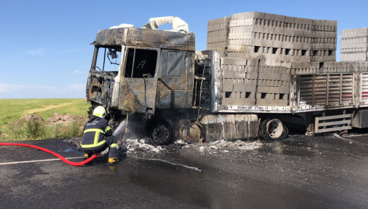 Diyarbakır’da seyir halindeki tuğla yüklü kamyon alev topuna döndü
