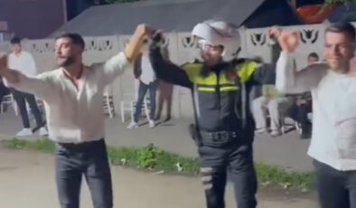 Düzce’de trafik polisi sokak düğününde halaya katıldı