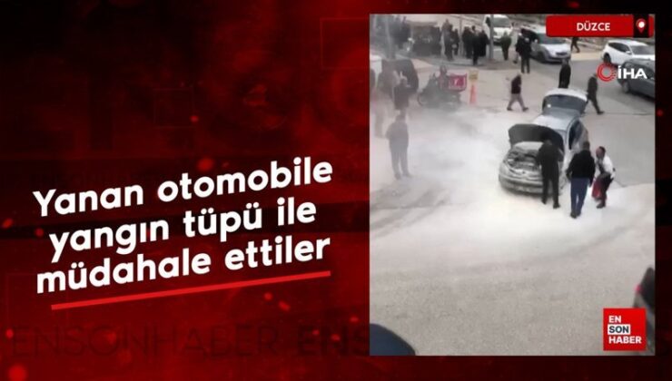 Düzce’de yanan arabaya yangın tüpü ile müdahale ettiler