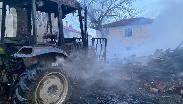 Düzce’de yangın: 2 katlı mesken, ahır ve traktör küle döndü