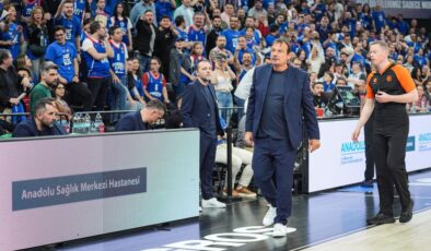 Ergin Ataman’dan şok kelamlar: Tribünlerle gerildi, sahayı terk etti