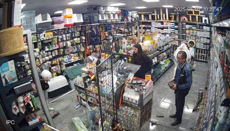 Eskişehir’de motosikletli şoför petshop mağazasının camından içeri girdi