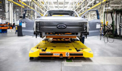 Fabrikalardan milyon dolarlık kesim çalan Ford çalışanları tutuklandı