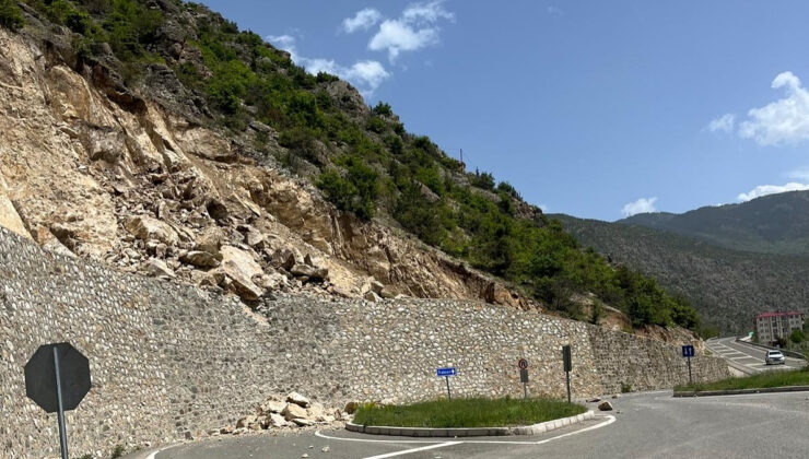 Gümüşhane’de heyelan nedeniyle mahalle yolu ulaşıma kapatıldı