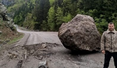 Gümüşhane’de yaylaya gidenler kayanın altında kalmaktan son anda kurtuldu