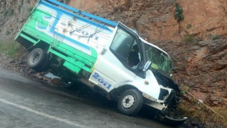Hakkari’de denetimden çıkan kamyonet kayalığa çarptı: 1 meyyit 1 yaralı