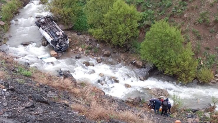 Hakkari’de minibüs dereye devrildi: 2 meyyit