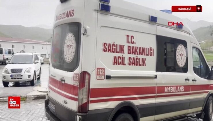 Hakkari’de minibüs dereye devrildi