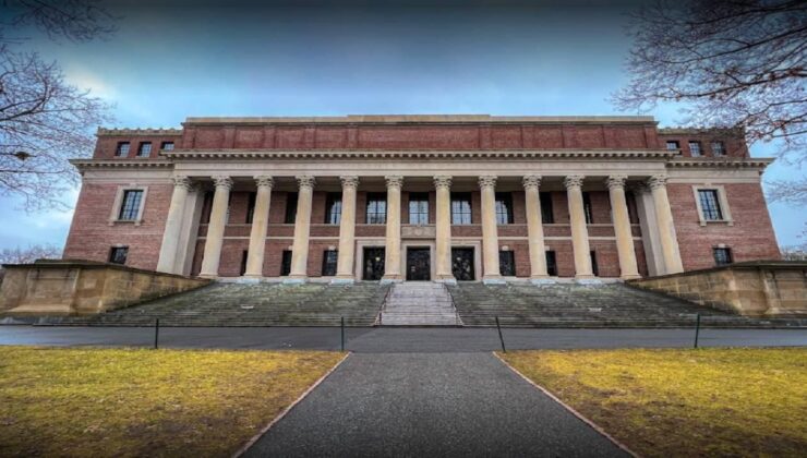 Harvard Rektörü Garber: Vergi muafiyetinin kaldırılması ‘yasa dışı’ olur