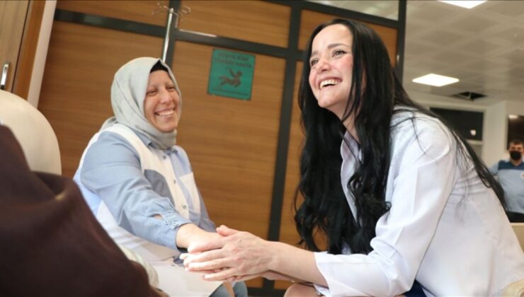 Hastanedeki kanser hastalarına ilham veren kahkaha yogası