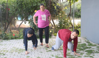 Hatay’da 3 engelli evladına ömrünü adadı
