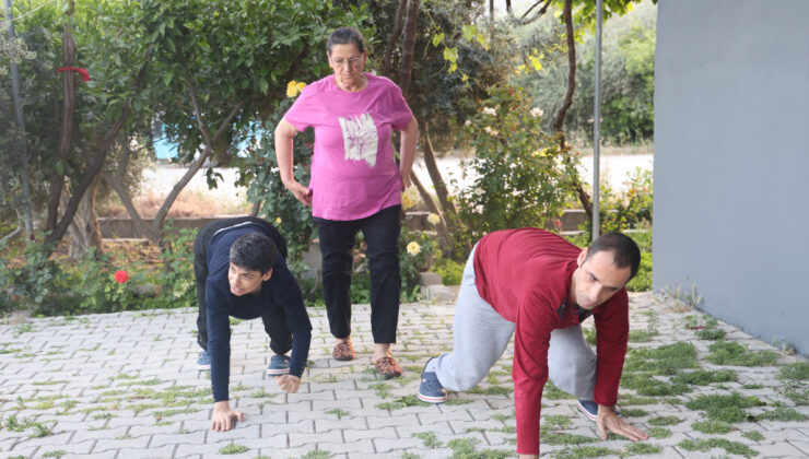 Hatay’da 3 engelli evladına ömrünü adadı
