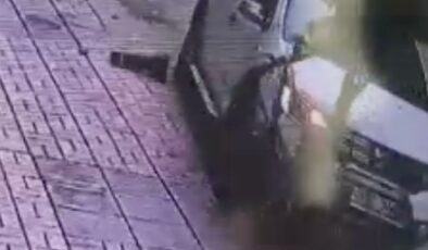 Hatay’da şoförünün fren yerine gaza bastığı araba kaldırıma çıktı