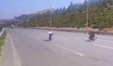 Hatay’da trafikte tehlikeli seyahat: Motorun üzerine uzandılar