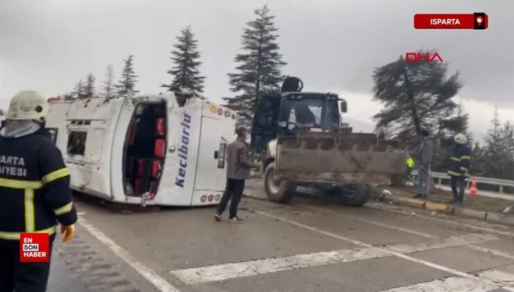 Isparta’da yolcu midibüsü devrildi