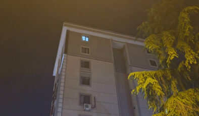 İstanbul Ataşehir’de panikleyen genç yedinci kattan atladı