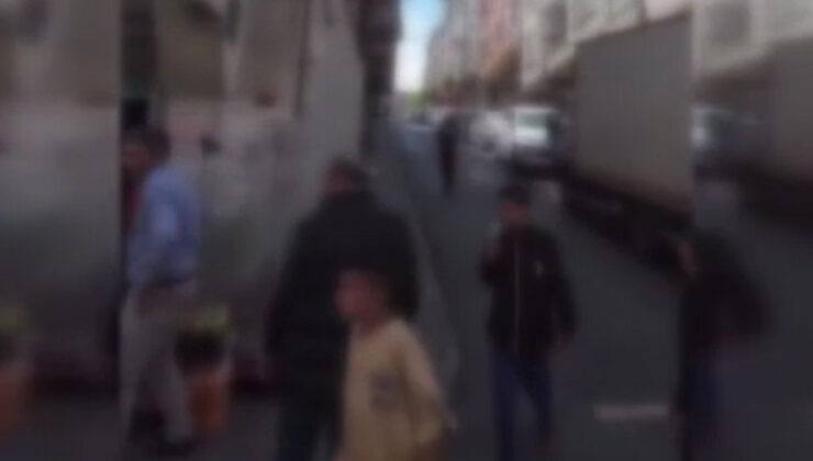 İstanbul Esenler’de elinde satırla dolaşan çocuk yakalandı