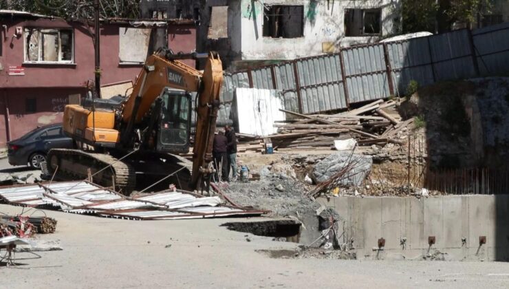 İstanbul Gaziosmanpaşa’da yol çöktü: İki bina tahliye edildi