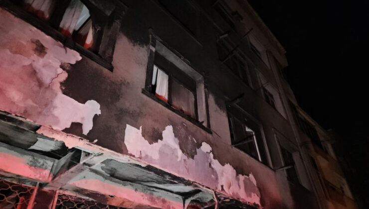 İstanbul Küçükçekmece’de çıkan yangın binayı kül etti