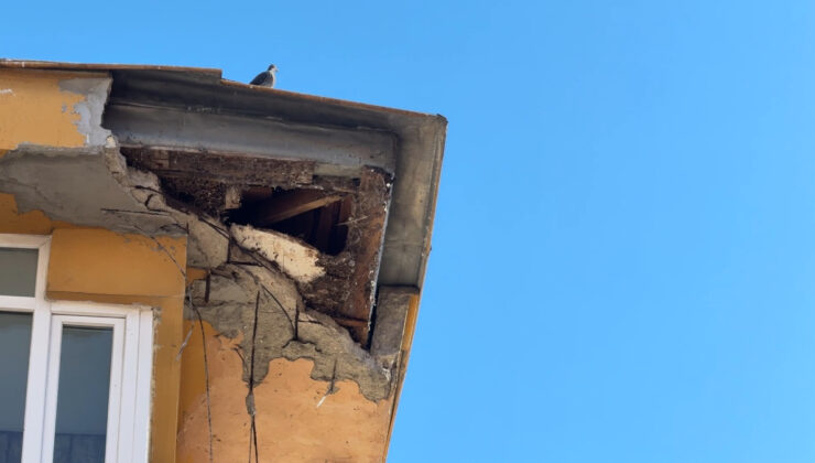 İstanbul’da 7 katlı binanın çatısındaki beton kesimler düştü