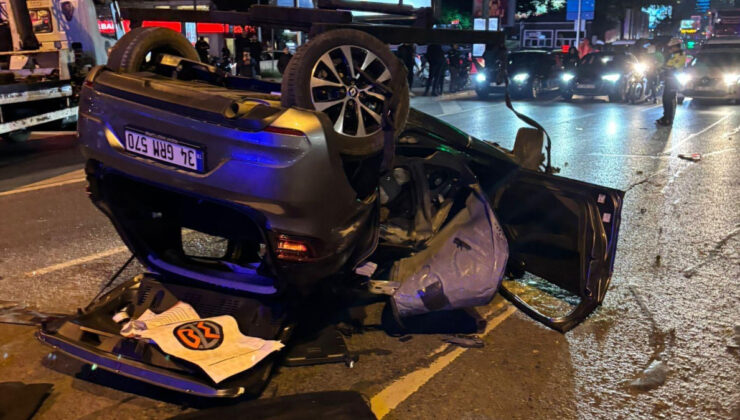 İstanbul’da alkollü şoför arabasıyla direğe çarpıp takla attı