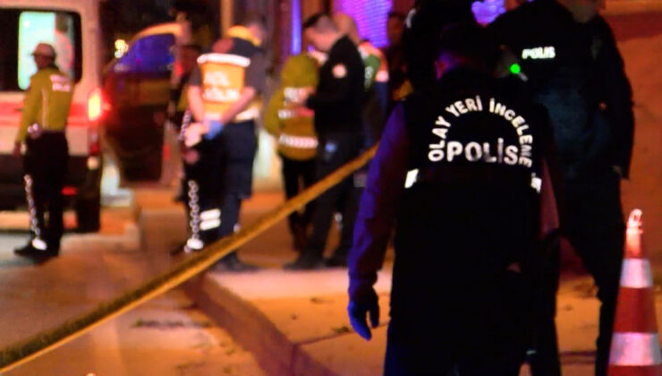 İstanbul’da araba kaldırıma çarpıp devrildi