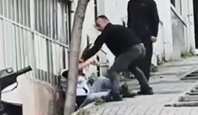 İstanbul’da bıçakla saldıran adamın başında şişe kırdı