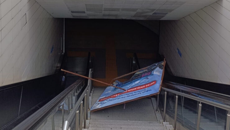 İstanbul’da bir metro istasyonunda üzerine reklam panosu düştü
