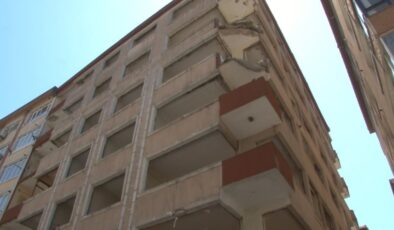 İstanbul’da boşaltılan binanın balkonu artçı sarsıntıda bu türlü yıkıldı
