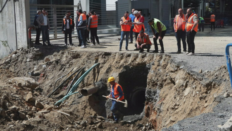 İstanbul’da çöken yolda alt yapı çalışmaları sürüyor