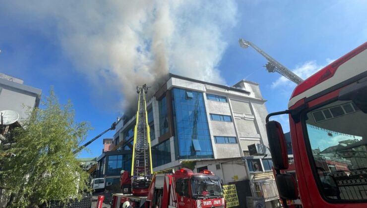 İstanbul’da dokumacılık fabrikasında çıkan yangına müdahale ediliyor