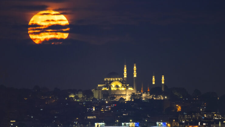 İstanbul’da dolunay görüntüsü mest etti