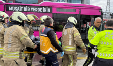 İstanbul’da duraktaki metrobüse öteki bir metrobüs çarptı