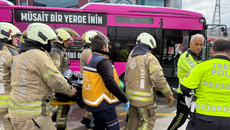 İstanbul’da duraktaki metrobüse öteki bir metrobüs çarptı