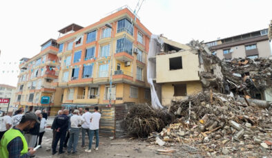 İstanbul’da riskli bina yıkıldı: Etraftaki 4 bina tahliye edildi