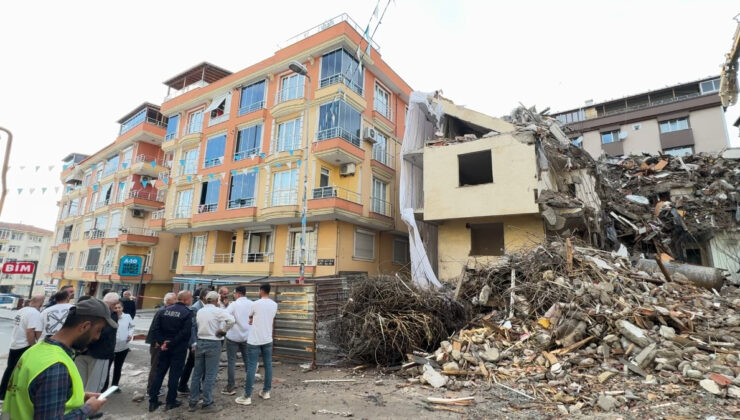 İstanbul’da riskli bina yıkıldı: Etraftaki 4 bina tahliye edildi