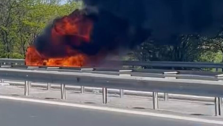 İstanbul’da seyir halindeki arabada yangın