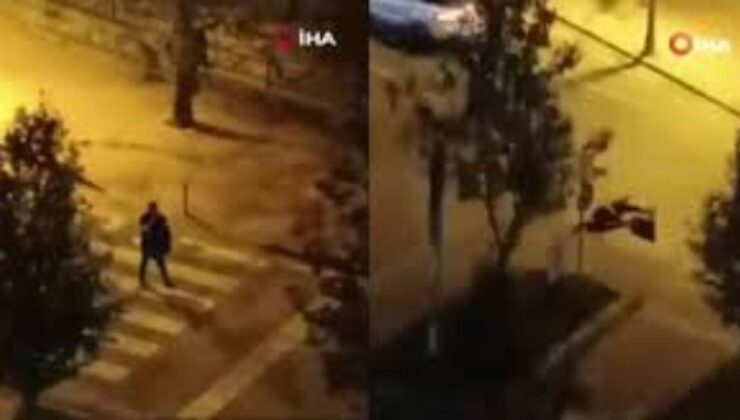 İstanbul’da yolun ortasında yürüdü: Otomobil çarptı