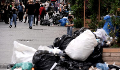 İzmir’de sokaklarda çöp dağları oluştu