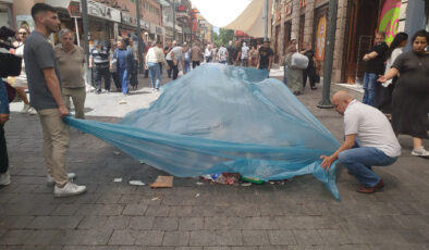 İzmir’in göbeğinde çöpten utanç görüntüsü: Esnaf tahlili üzerini kapatmakta buldu
