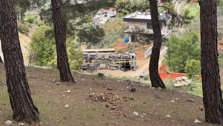 Kahramanmaraş’ta devrilen kamyonun şoförü hayatını kaybetti